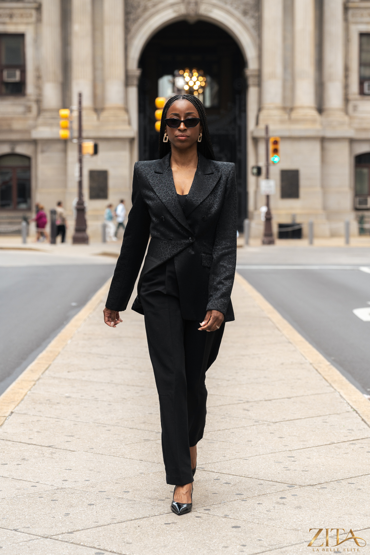 Zita La Belle Elite PREMIER black blazer, tailored blazer for women, featuring a sleek fit and classic design, on a mannequin.