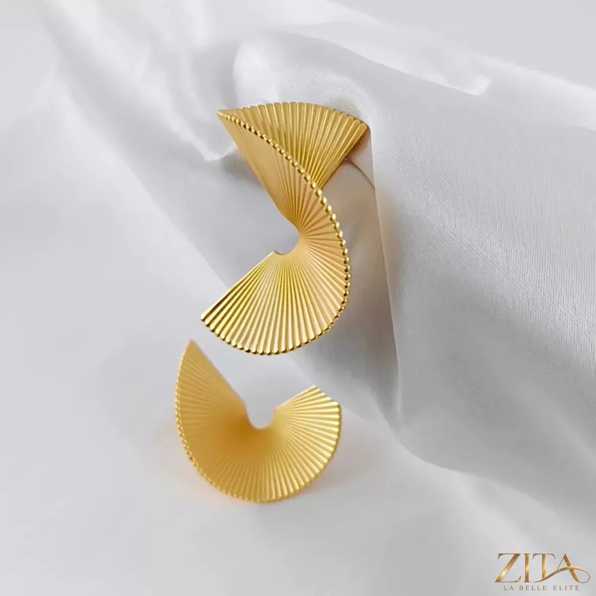 Gold-plated copper fan-shaped earrings featuring intricate detailing, stylish jewelry perfect for elegant accessories.
