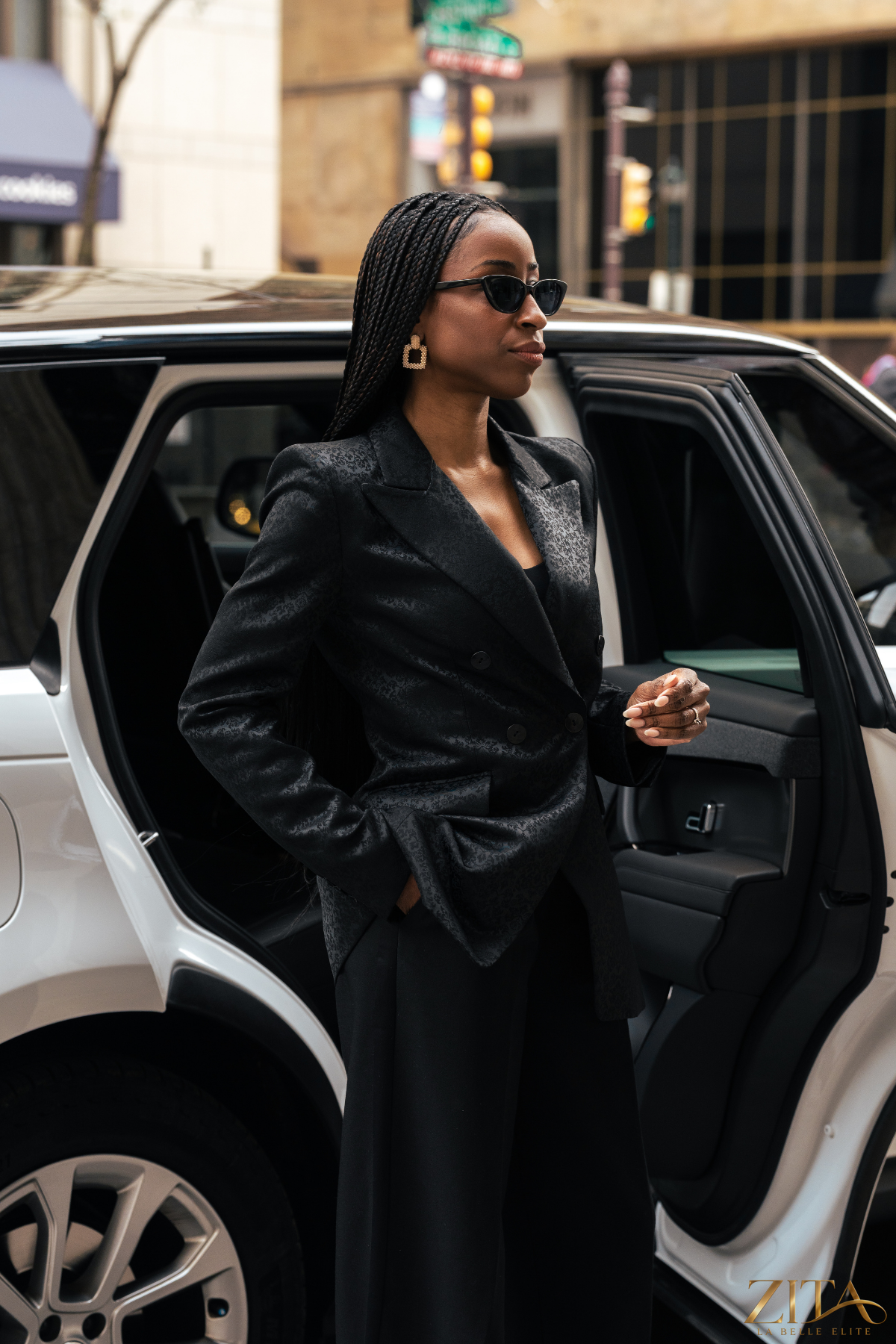 Zita La Belle Elite PREMIER black blazer made of tailored fabric, featuring a classic fit with lapel collar and button front.