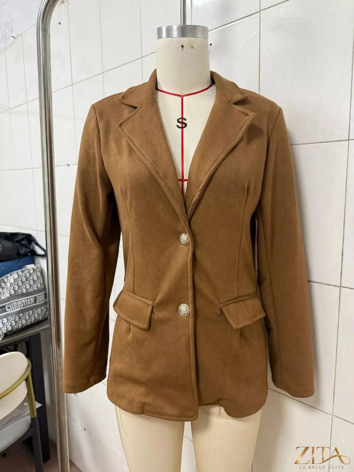 Zita La Belle Elite single-breasted blazer with lapel collar, tailored fit, in dark fabric, shown from front on a neutral background.