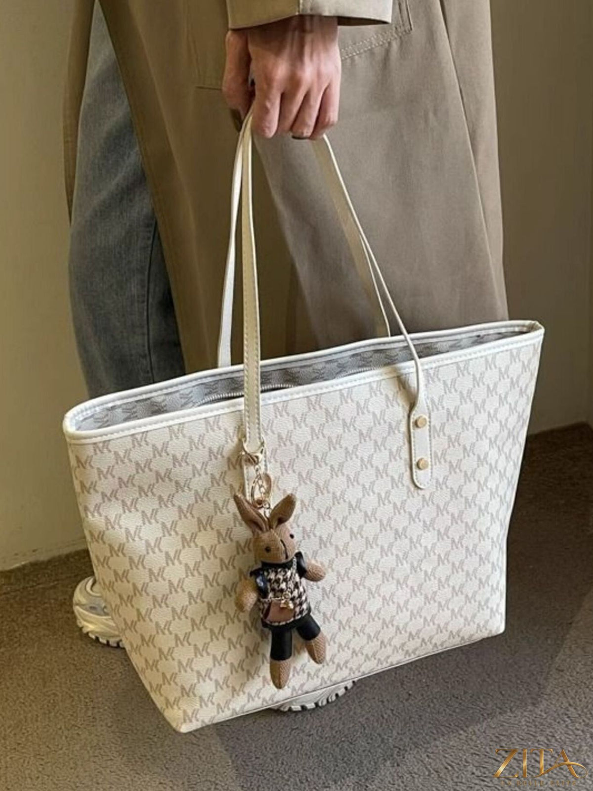 Large capacity tote bag by Zita La Belle Elite, showing spacious interior and sturdy handles for everyday carrying.