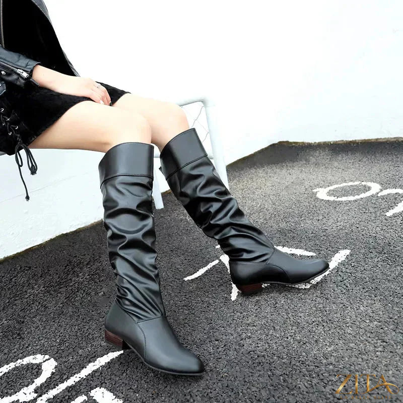 Zita La Belle Elite slouch block heel boots with rounded toe and ankle-high design, made of smooth leather.