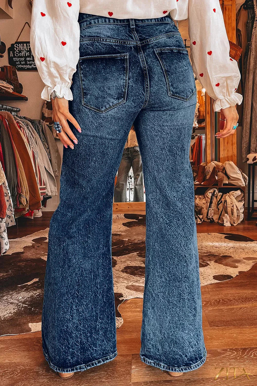Zita La Belle Elite acid wash flare jeans with pocket details, stylish denim pants with a retro-inspired fit and distressed finish.