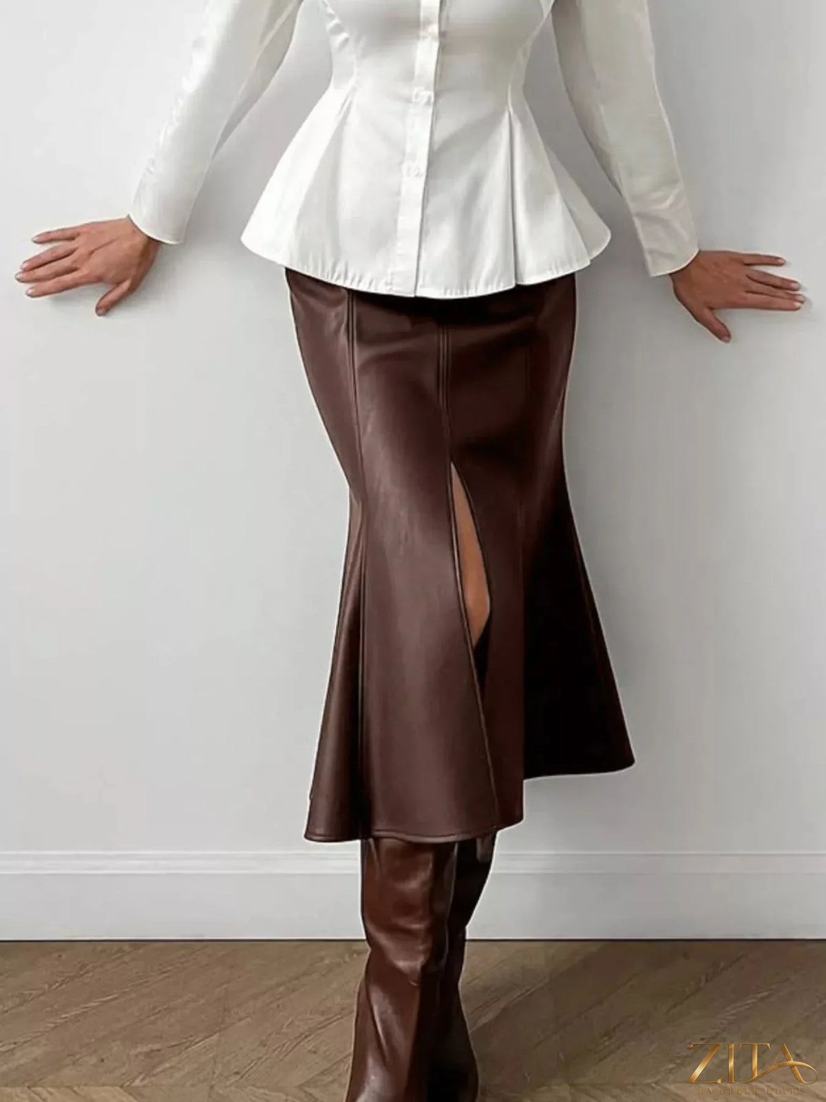 Zita La Belle Elite slit mermaid midi skirt in flowy fabric with a high slit, perfect for elegant and stylish outfits.