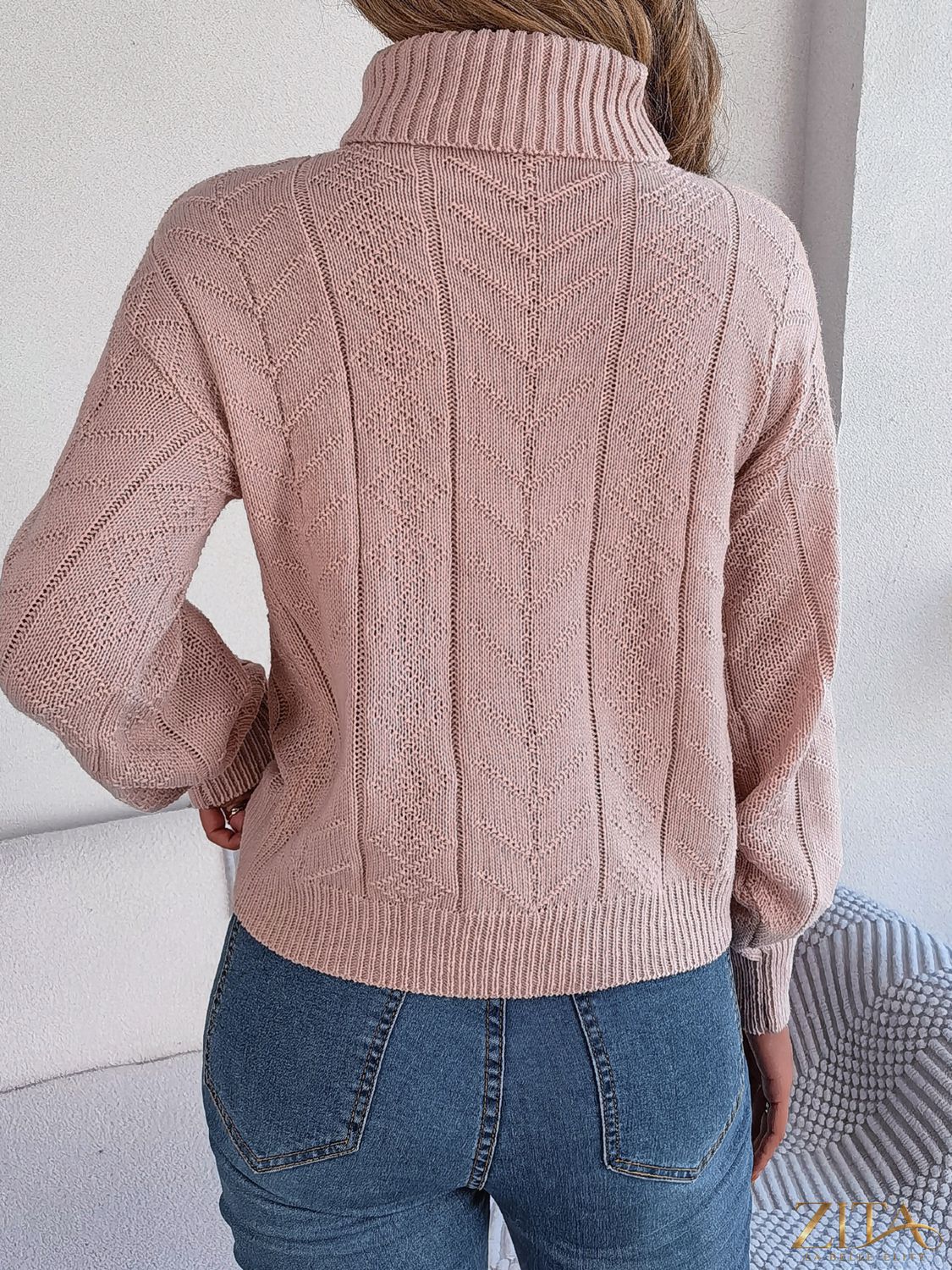 Zita La Belle Elite cable-knit turtleneck sweater in cozy wool, featuring a classic design with a high turtleneck collar.