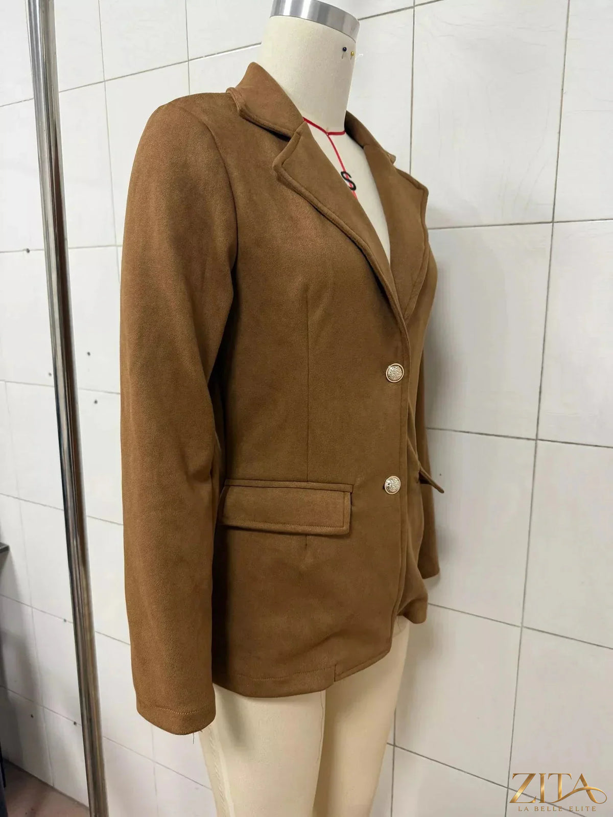 Zita La Belle Elite single-breasted blazer with lapel collar, tailored fit, in classic dark color, shown on a mannequin.