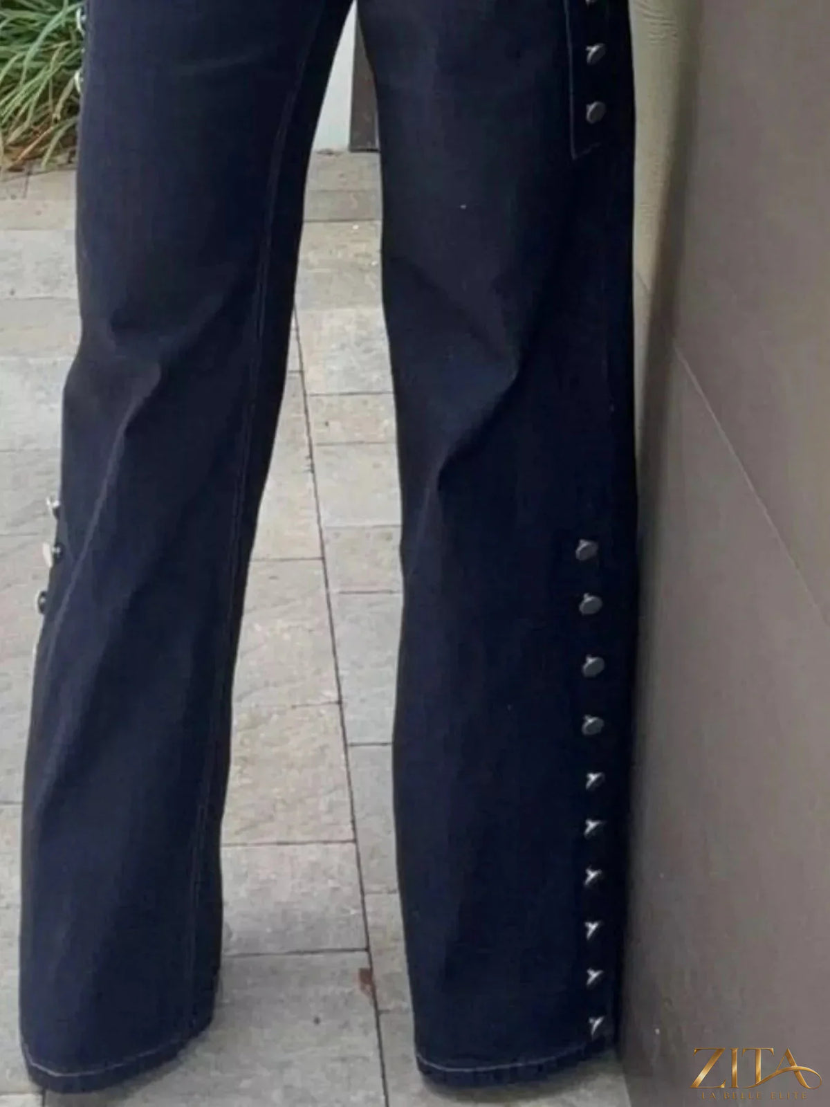 High-waisted wide-leg jeans from Zita La Belle Elite with decorative buttons, showcasing a stylish denim fit and design details.