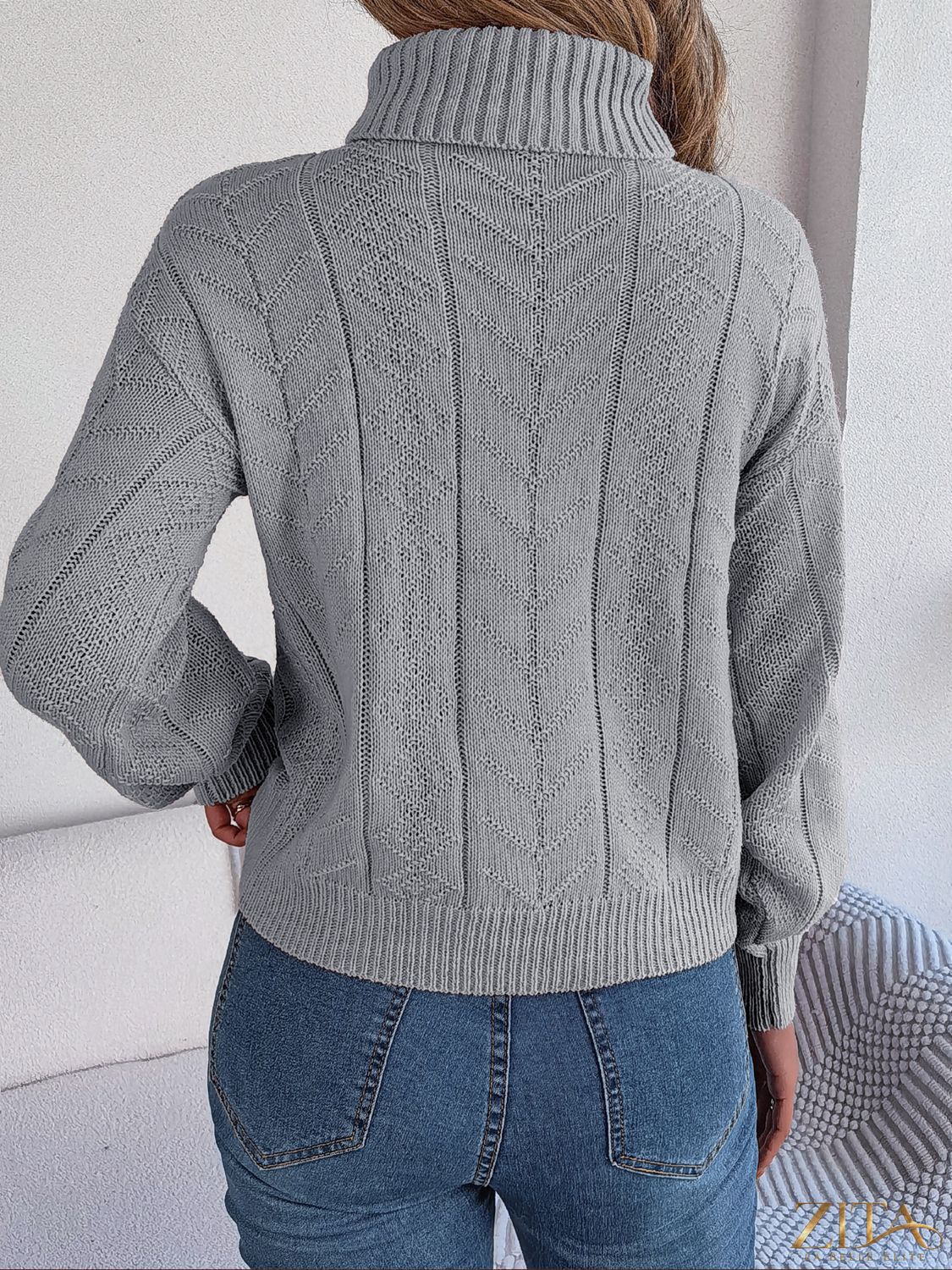 Zita La Belle Elite cable-knit turtleneck sweater in cozy wool, featuring a classic ribbed design and high neckline.