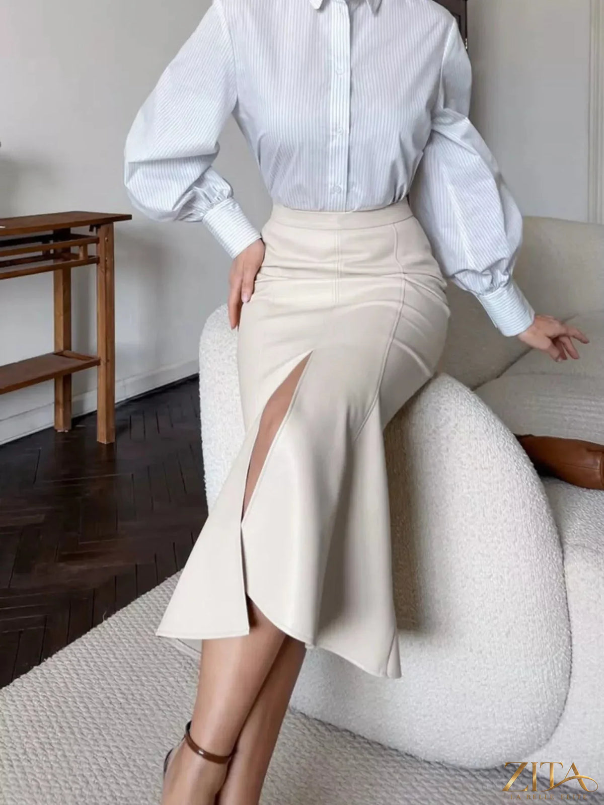 Zita La Belle Elite slit mermaid midi skirt in flowing fabric with a high slit, elegant and figure-flattering design.