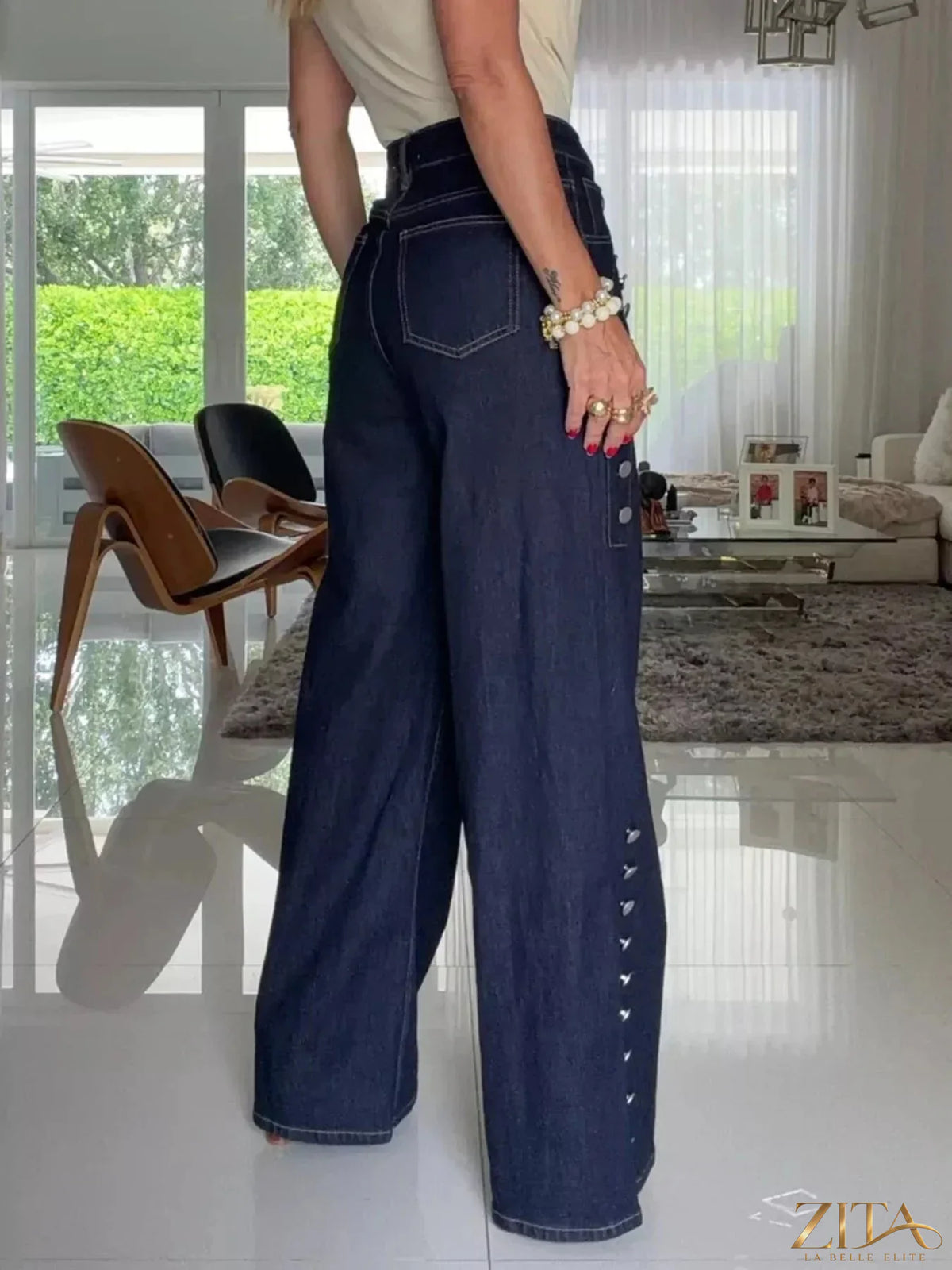 High-waisted wide-leg jeans with decorative buttons by Zita La Belle Elite, featuring a stylish fit and classic denim look.