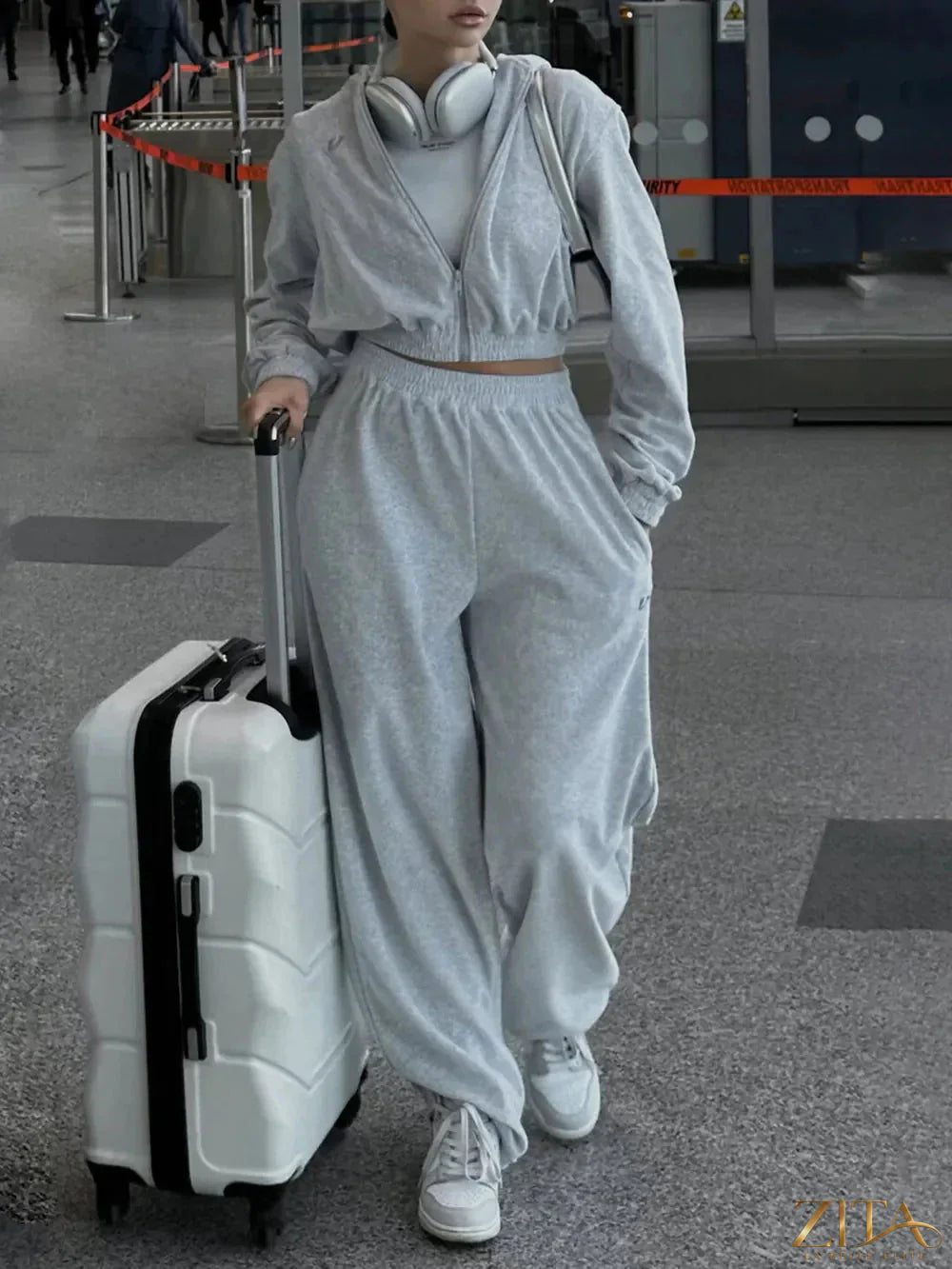 Zita La Belle Elite zip-up hoodie and pocketed pants set, showing the matching hoodie with front zipper and casual jogger pants.