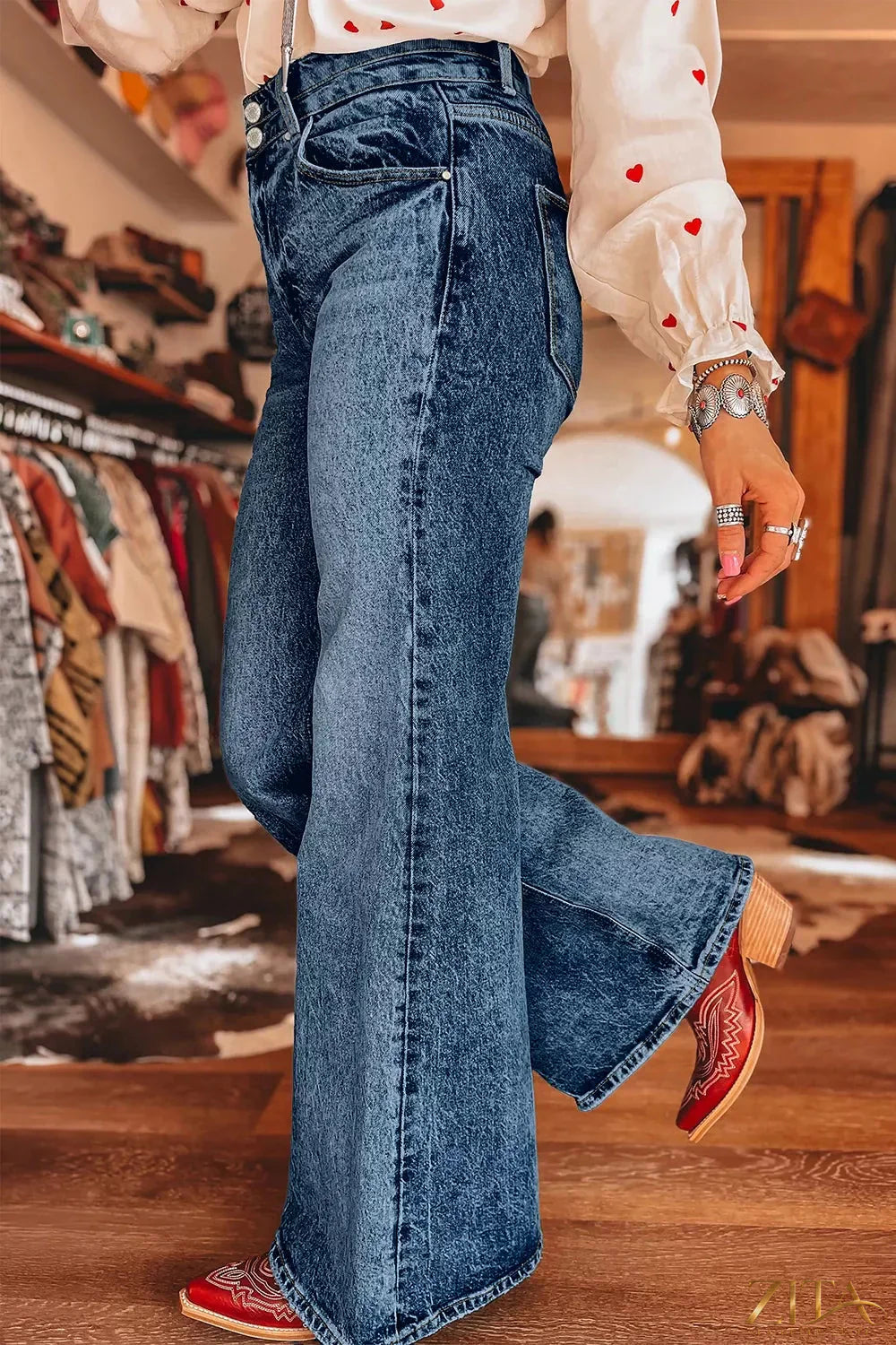 Zita La Belle Elite acid wash flare jeans with pocket details, showcasing a stylish fit and retro-inspired denim design.