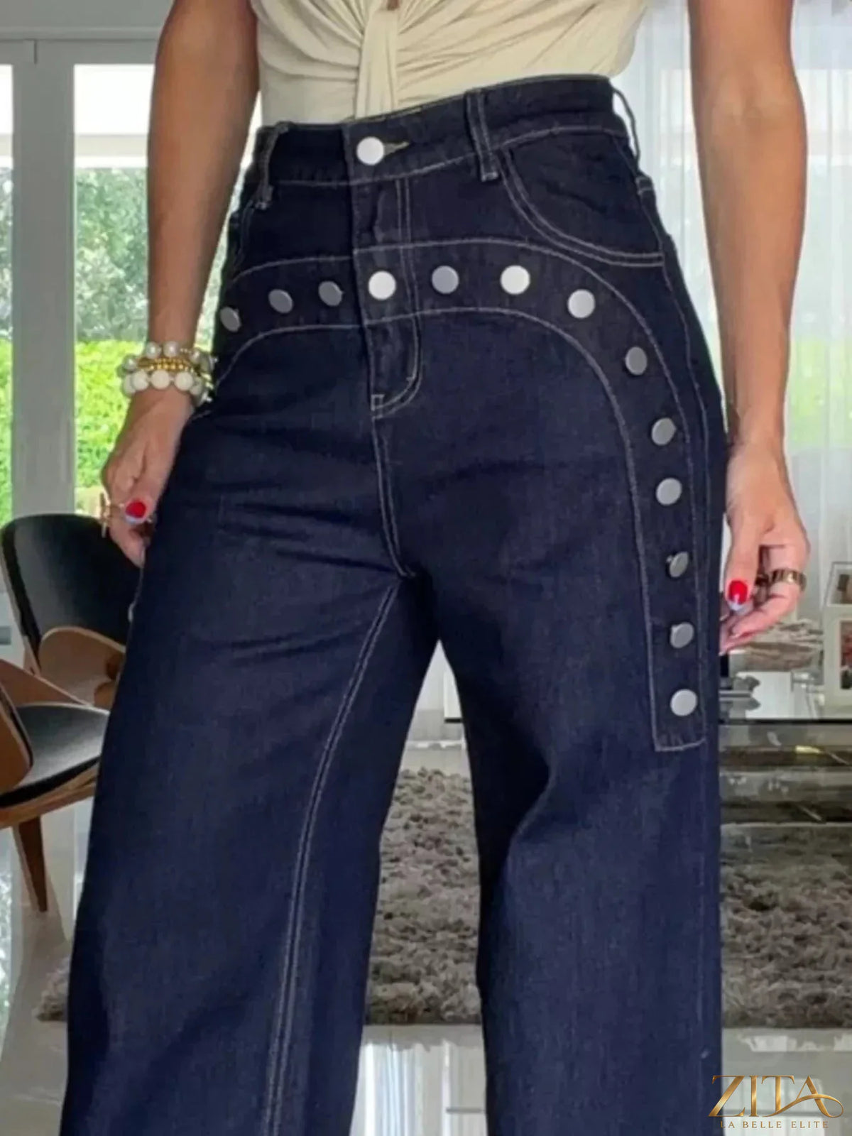 High-waisted wide-leg jeans with decorative buttons from Zita La Belle Elite, showcasing a stylish fit and classic denim look.