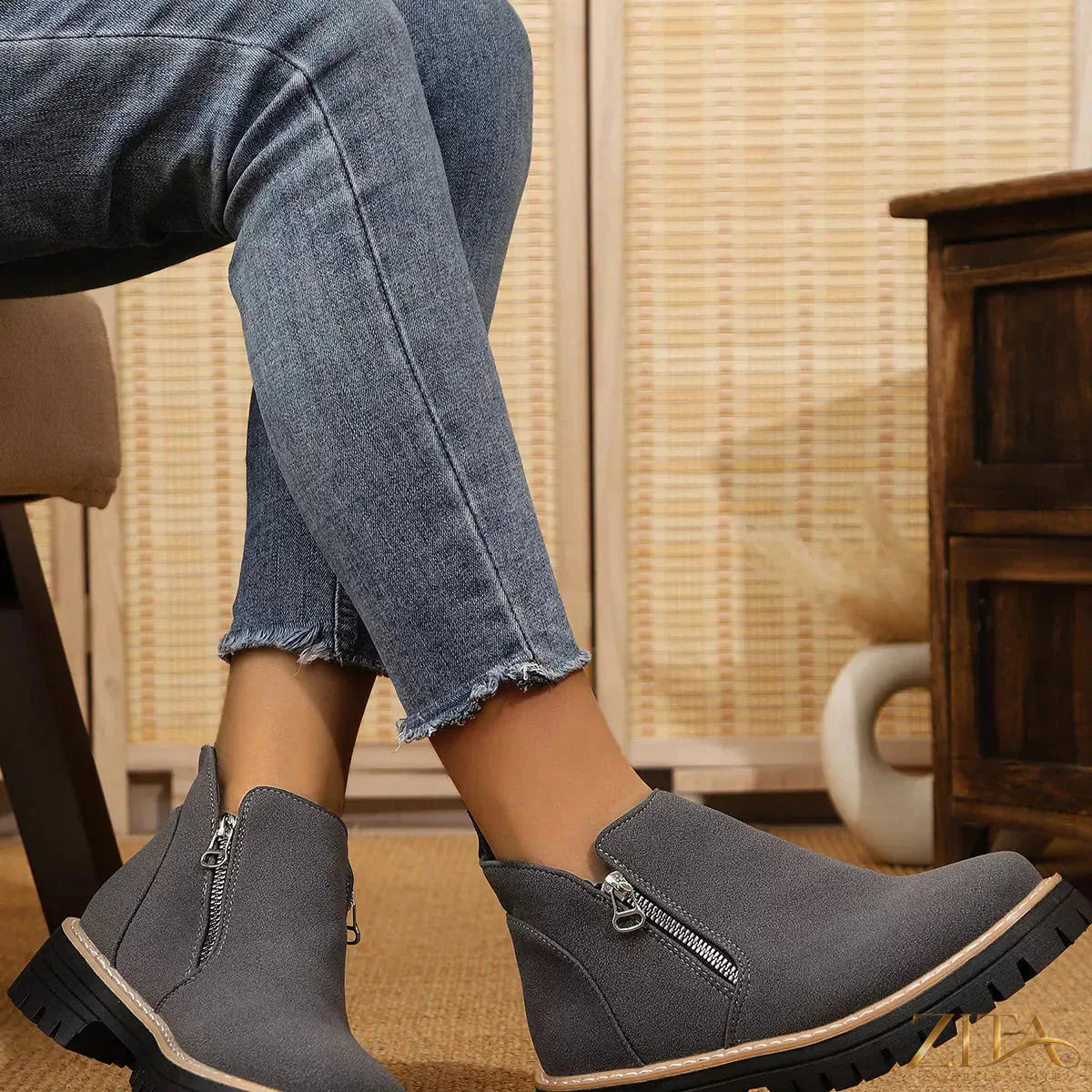 Zita La Belle Elite ankle boots with zipper accent, featuring a stylish design and sleek black leather finish.