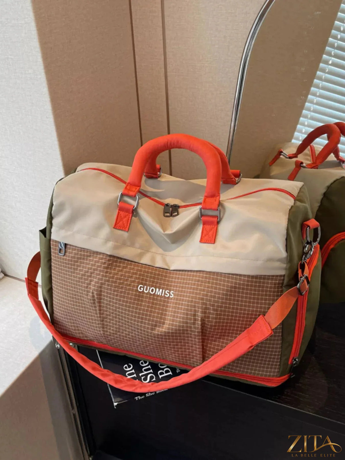 Zita La Belle Elite plaid travel bag with detachable strap, featuring a spacious design and sturdy handles for convenient travel.
