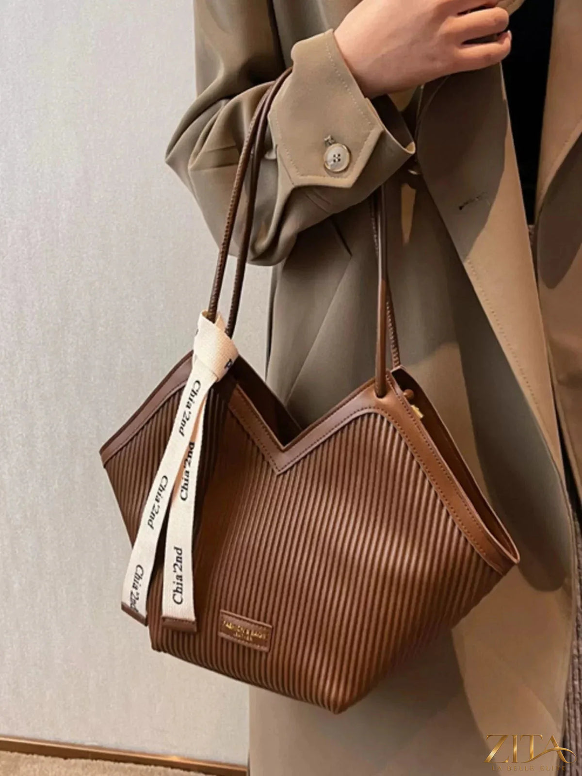 Zita La Belle Elite textured leather shoulder bag with a sleek design and adjustable strap, showcasing its stylish craftsmanship.