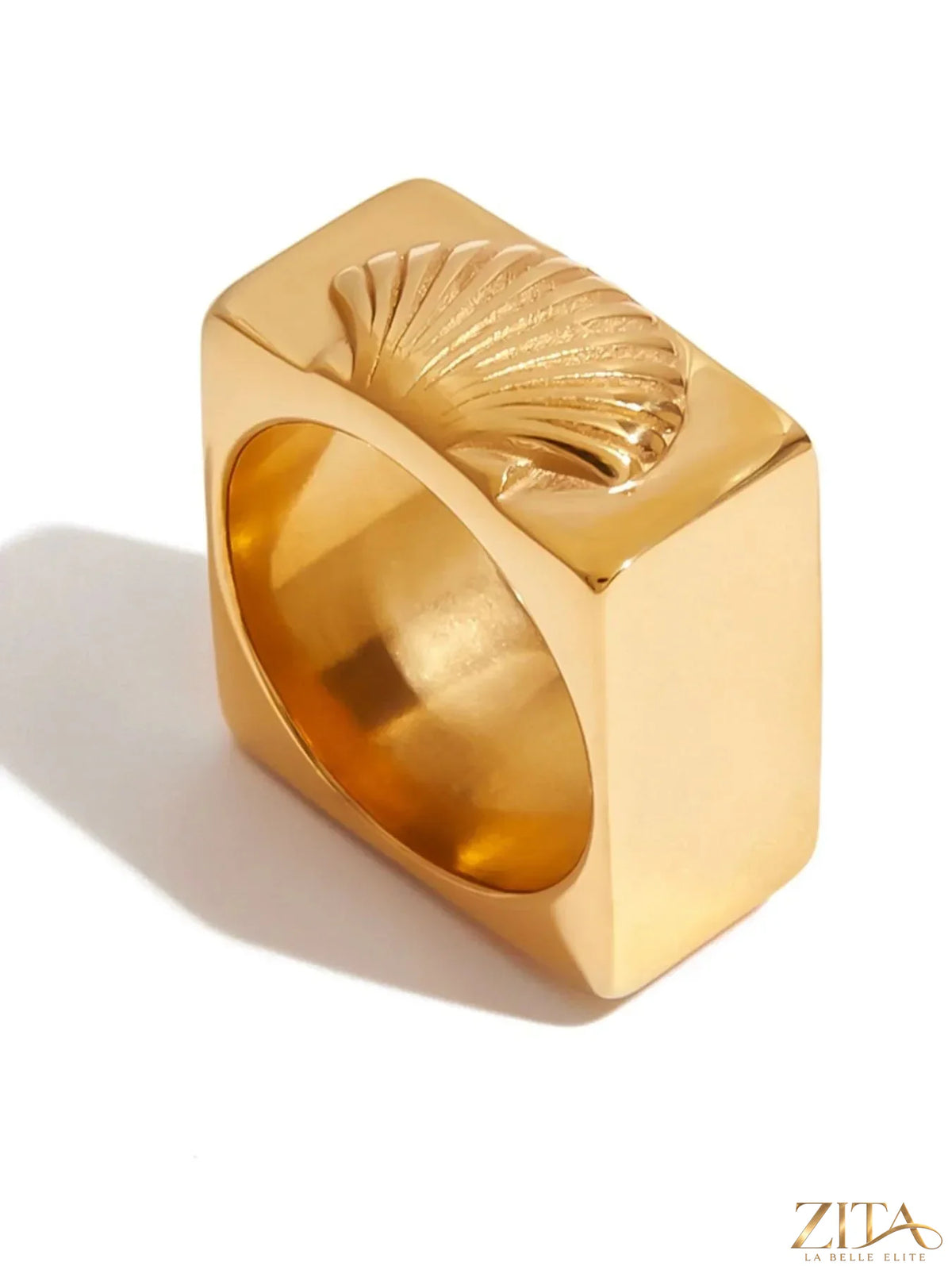 Vintage shell pattern gold signet ring by Zita La Belle Elite featuring intricate shell design and polished gold finish.