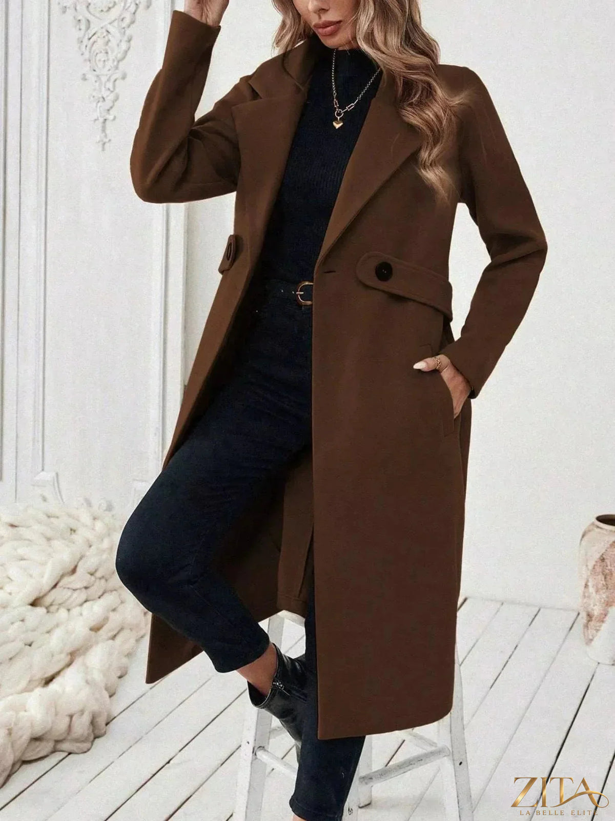Longline single-button coat by Zita La Belle Elite, shown in a stylish, tailored design with a sleek fit and classic collar.