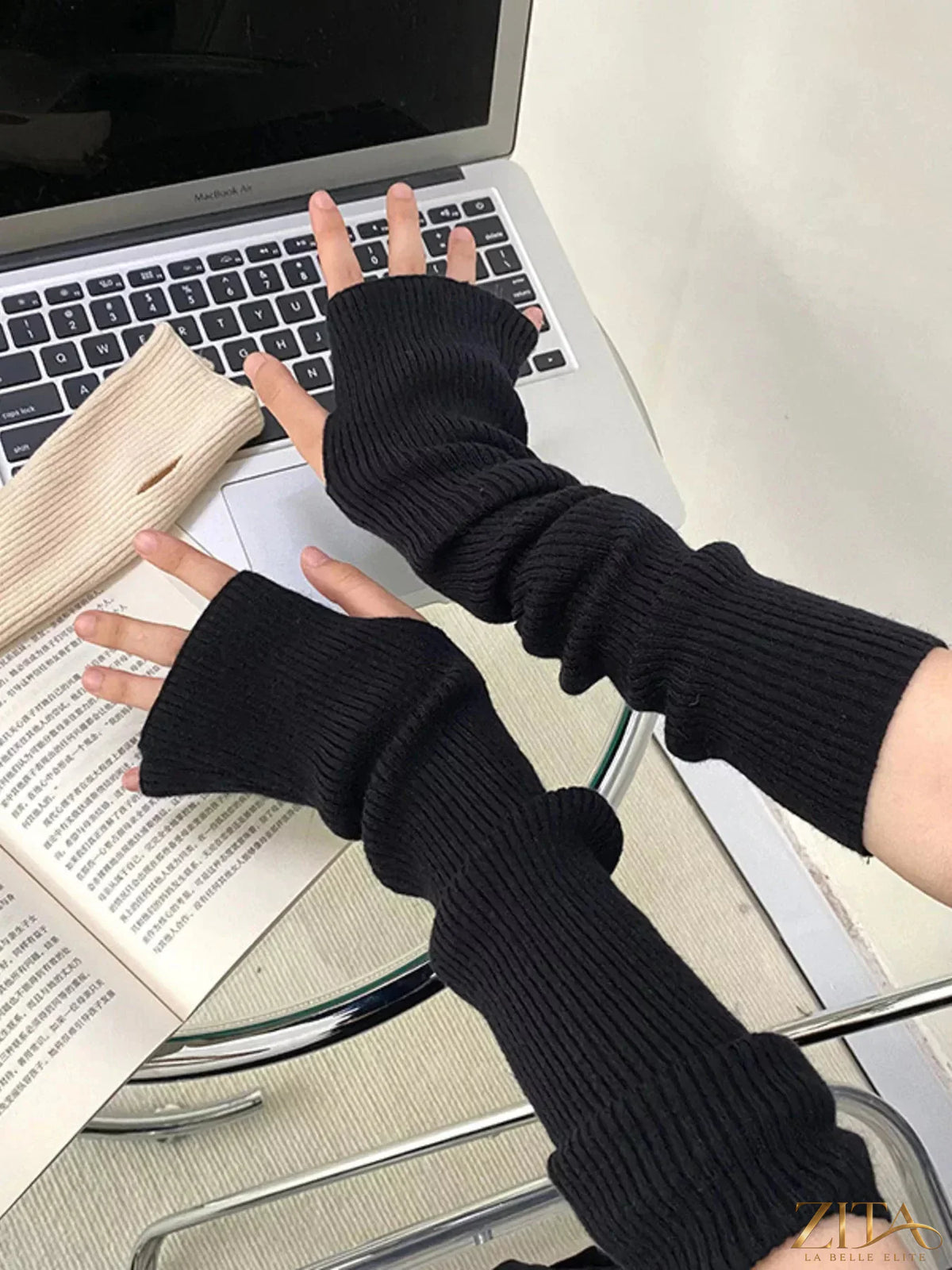 Zita La Belle Elite knitted arm warmer gloves in cozy, textured fabric, perfect for stylish winter wear.