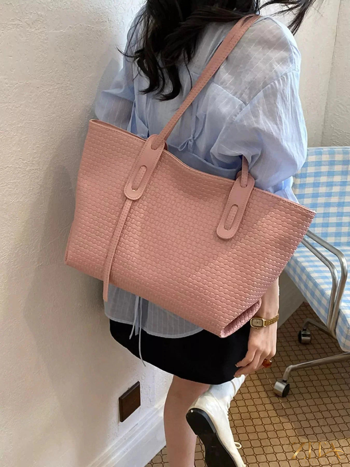 Leather texture tote bag by Zita La Belle Elite with sturdy handles and spacious interior, showcasing its sophisticated design and craftsmanship.
