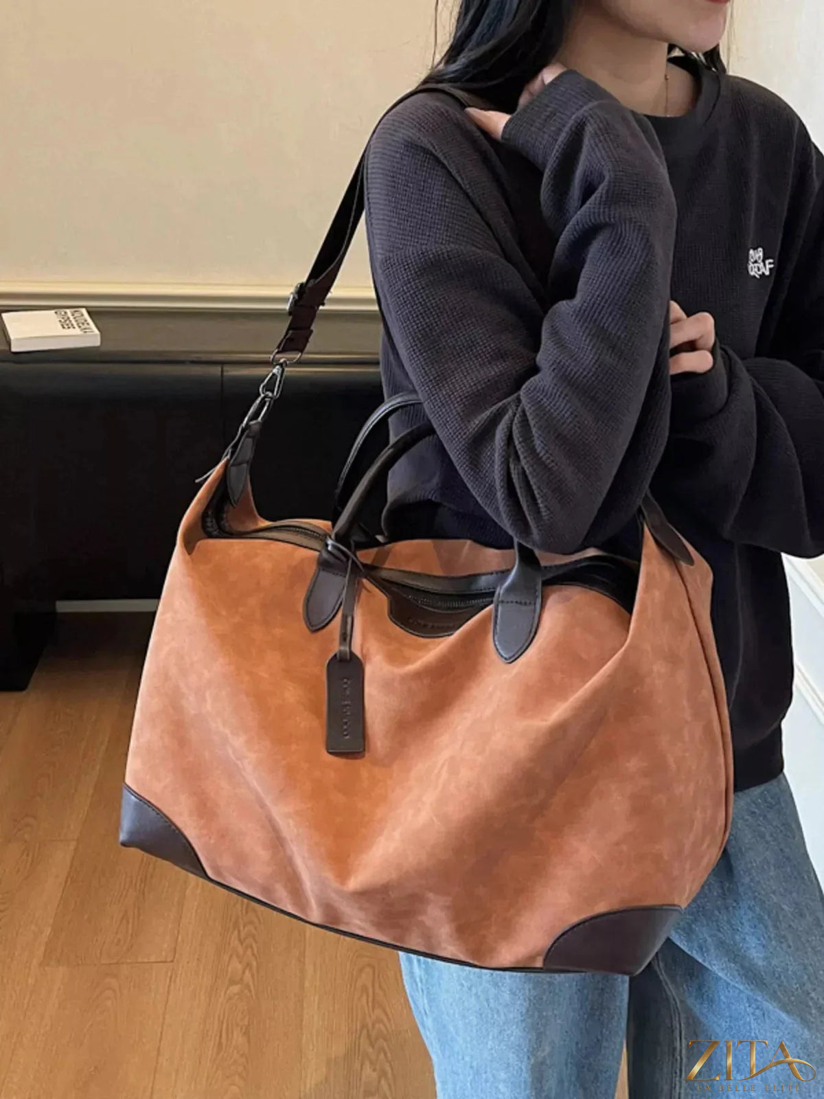Vintage large capacity travel bag by Zita La Belle Elite with sturdy leather handles and spacious interior for travel essentials.