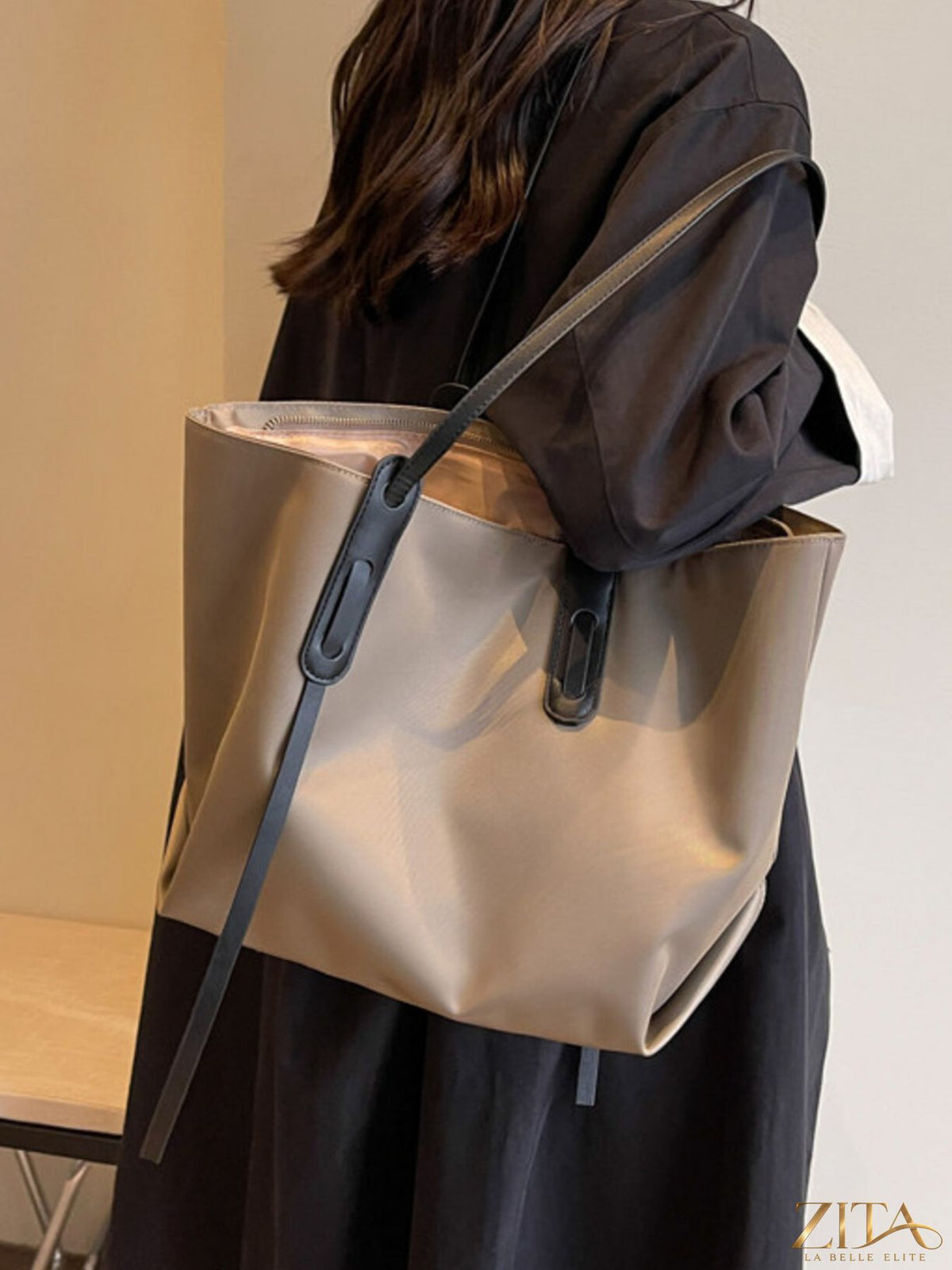 Large capacity tote bag by Zita La Belle Elite, showing spacious interior and sturdy handles for daily use and storage.