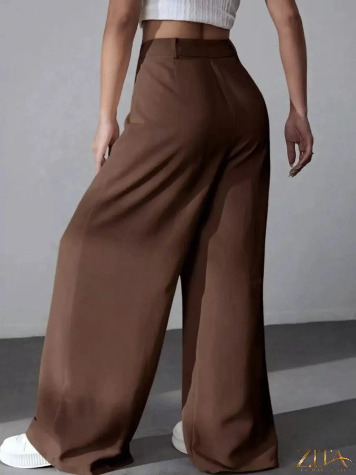 Zita La Belle Elite wide-leg pleated pants in lightweight fabric, featuring a relaxed fit and high waist design.