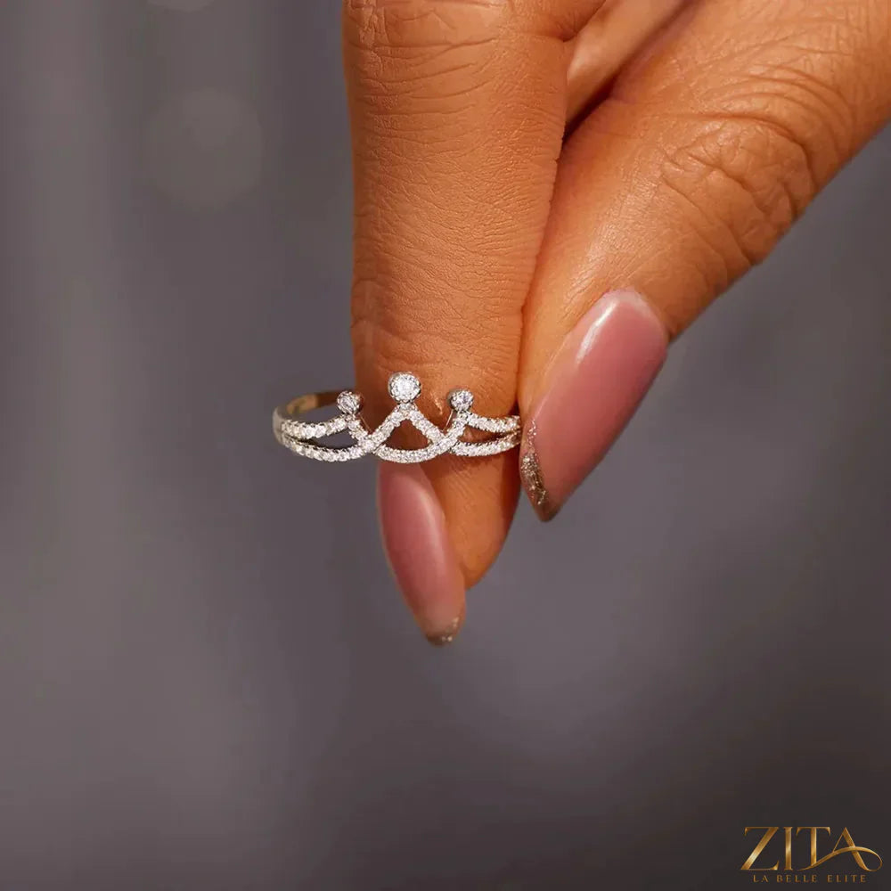 Sterling silver crown-shaped ring with inlaid zircon stones, Zita La Belle Elite jewelry, showcasing a detailed crown design.