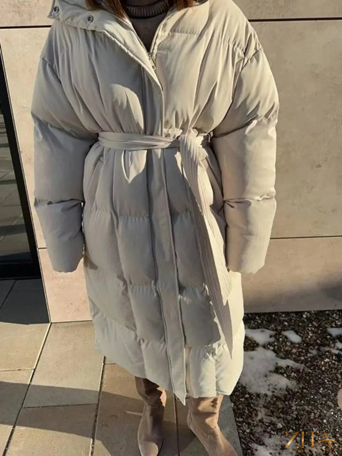 Longline padded winter coat with belt from Zita La Belle Elite, featuring a stylish design and warm insulation for cold weather.