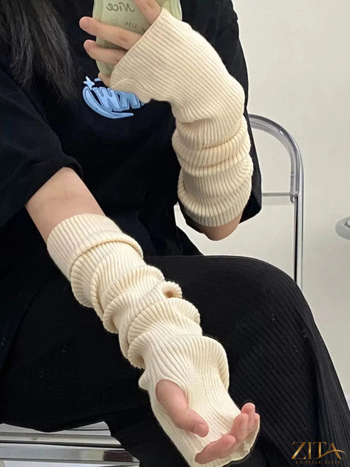 Zita La Belle Elite knitted arm warmer gloves in cozy, textured fabric, perfect for stylish winter wear and added arm warmth.