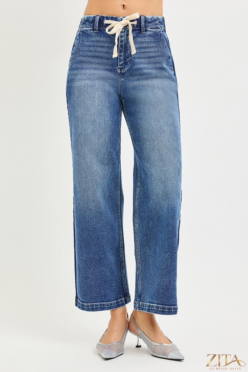 Zita La Belle Elite RISEN high-rise cropped wide jeans with elastic band and distressed details, styled with a casual top.