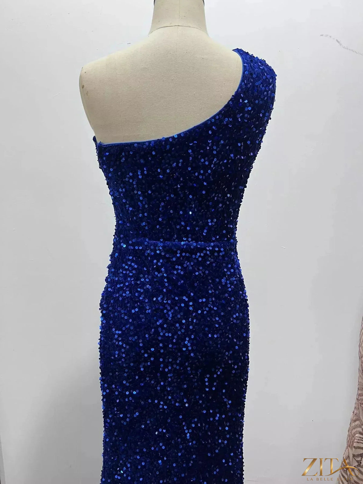 Zita La Belle Elite one-shoulder ruched sequin evening dress with high slit, elegant and shimmering for formal occasions.